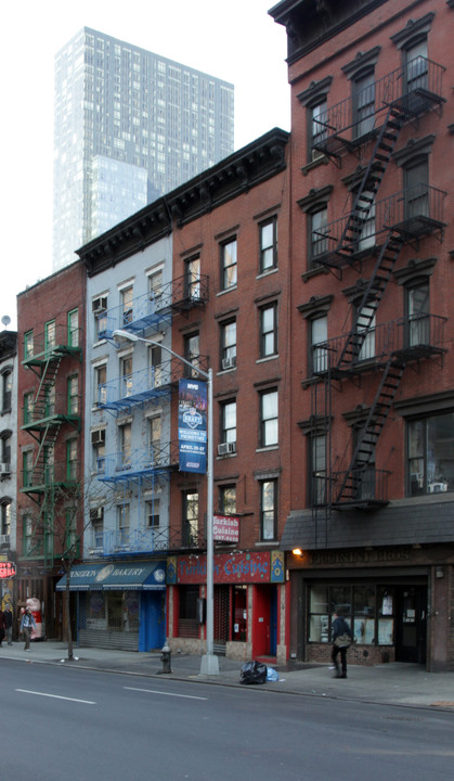 631 9th Ave in New York, NY - Building Photo