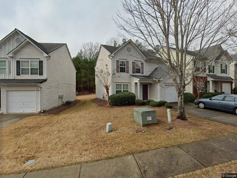 9499 Lakeview Rd in Union City, GA - Foto de edificio