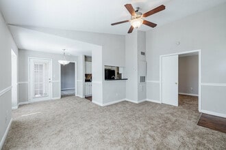 The Park at Lake Como in Tampa, FL - Building Photo - Building Photo