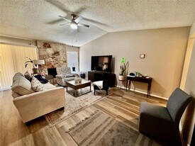 5103 Summerset Trail in Austin, TX - Building Photo