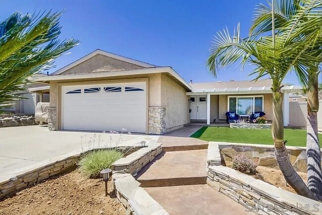 10142 White Pine Ln in Santee, CA - Building Photo - Building Photo