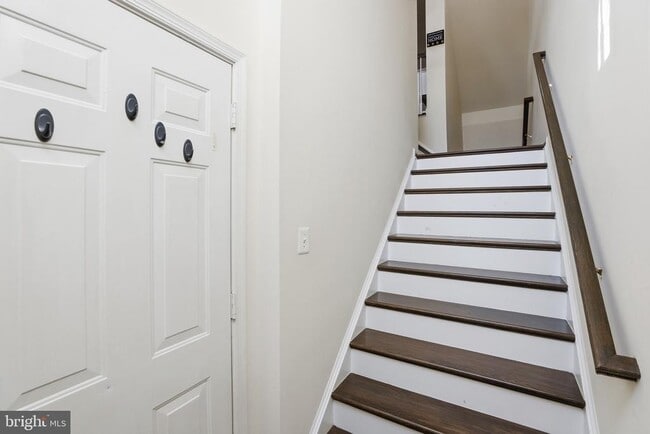 18525 Sierra Springs Square in Leesburg, VA - Building Photo - Building Photo