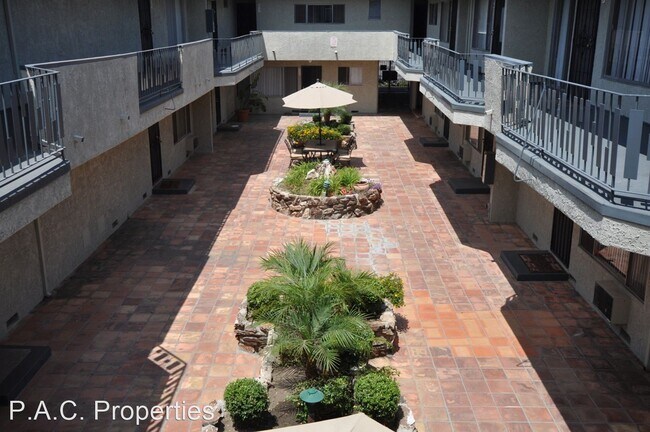 6464 Woodman Ave in Los Angeles, CA - Building Photo - Building Photo