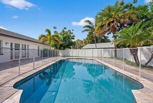 8695 SW 51st Pl in Cooper City, FL - Building Photo