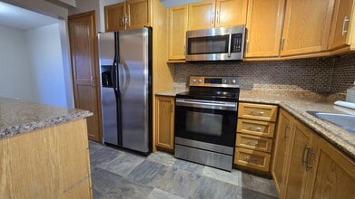 1190 Upper Ottawa St in Hamilton, ON - Building Photo - Building Photo