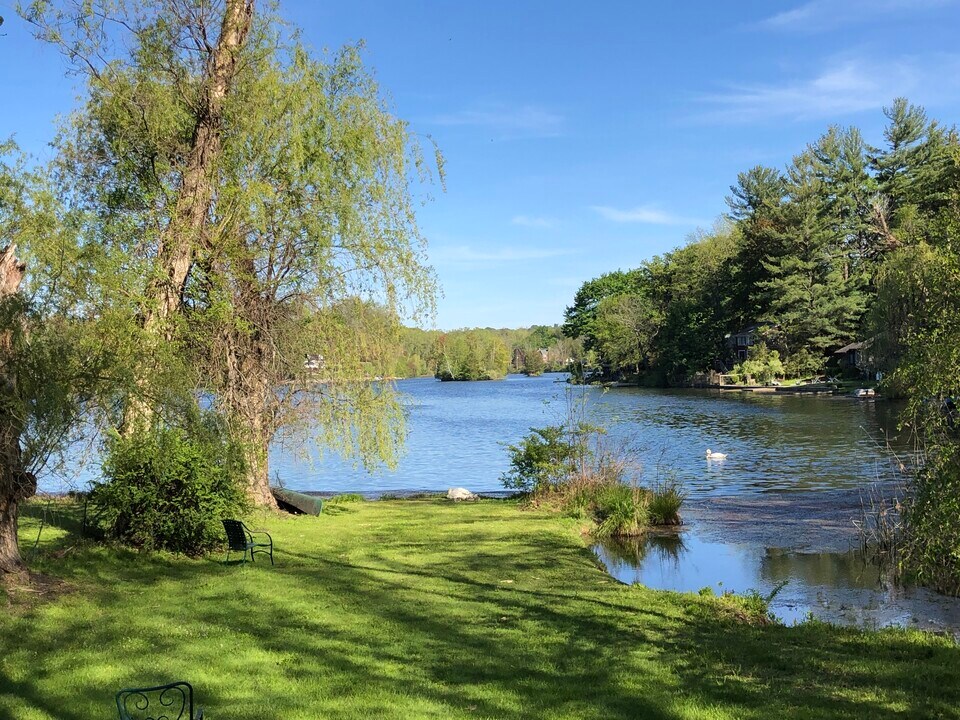 256 Mountain Rd, Unit Bright Fresh Quiet Studio in Ridgefield, CT - Building Photo