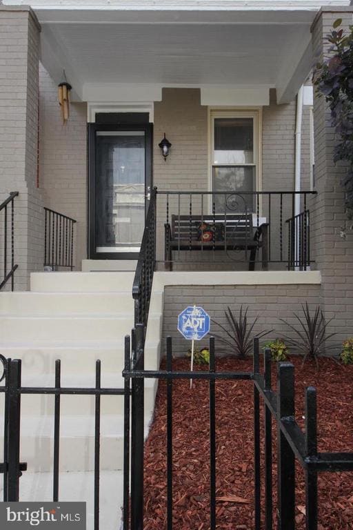 property at 1932 Summit Pl NE