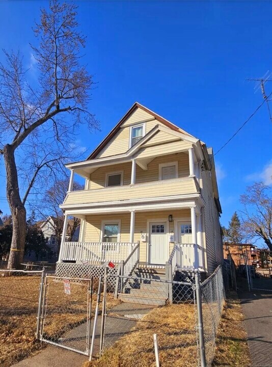 50 1/2 Annawan St in Hartford, CT - Building Photo