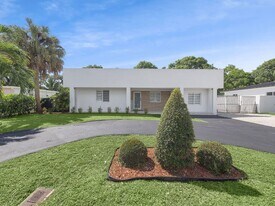 520 NE 135th St in North Miami, FL - Building Photo