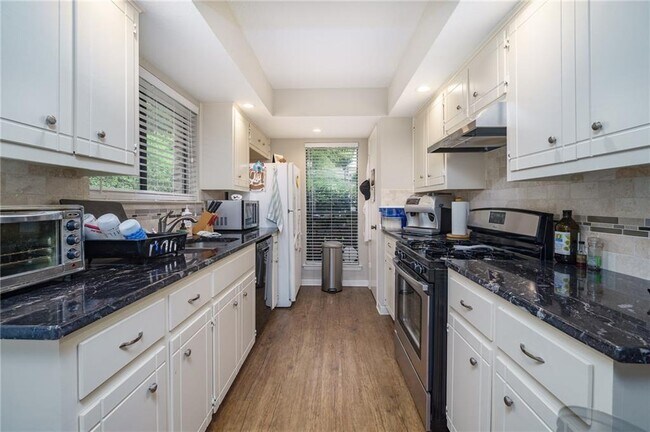 1930 Holly Hill Dr in Austin, TX - Building Photo - Building Photo