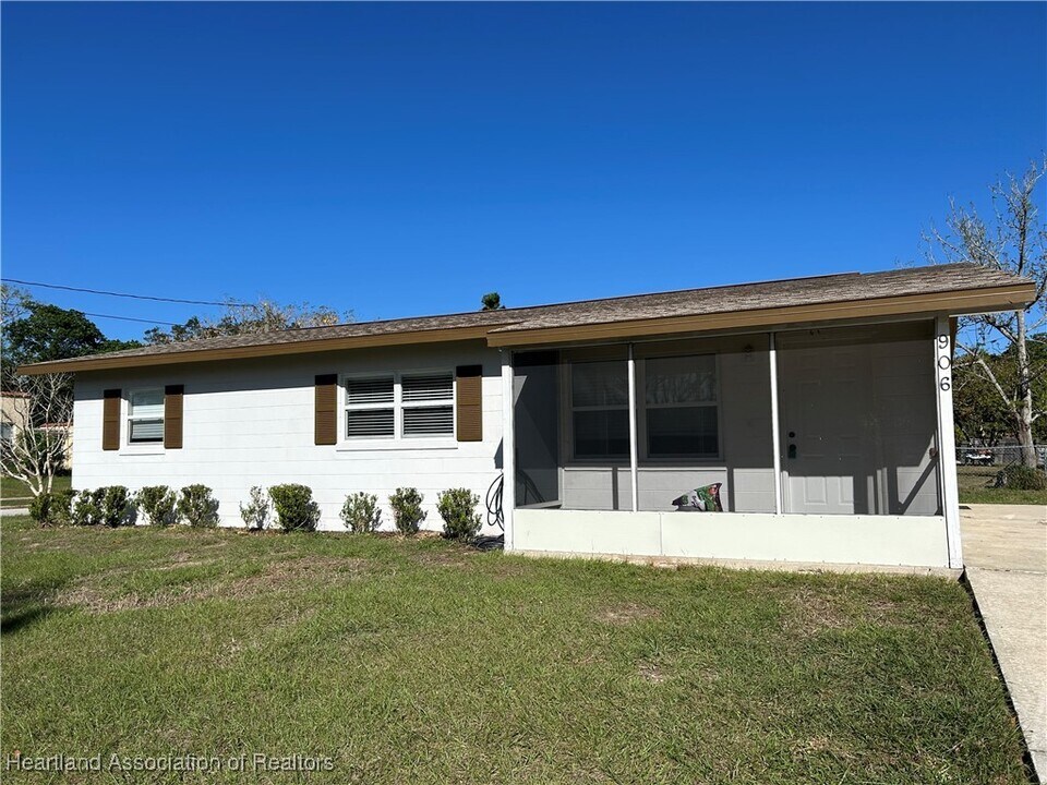 906 Fielder Blvd in Sebring, FL - Building Photo