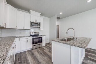 924 W Collins St in Denison, TX - Building Photo - Building Photo