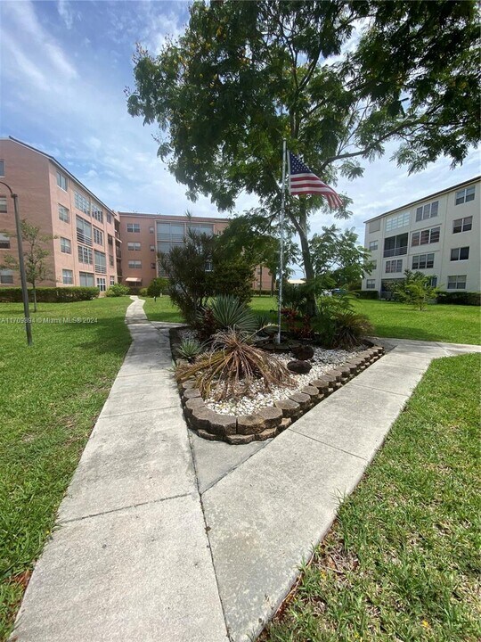 2841 Somerset Dr in Lauderdale Lakes, FL - Foto de edificio