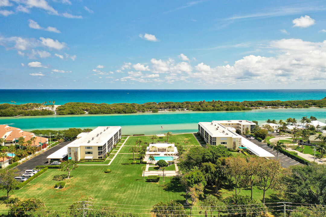 100 Waterway Rd in Jupiter, FL - Foto de edificio