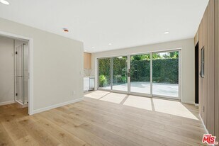 460 N La Jolla Ave in Los Angeles, CA - Building Photo