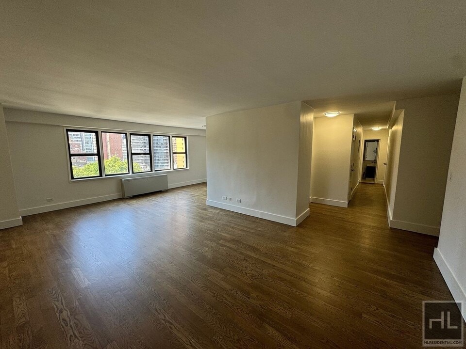 AMAZING ONE BEDROOM APARTMENT!! AMAZING DE in New York, NY - Building Photo