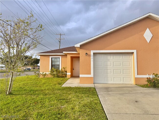 101 SE 13th St in Cape Coral, FL - Foto de edificio - Building Photo