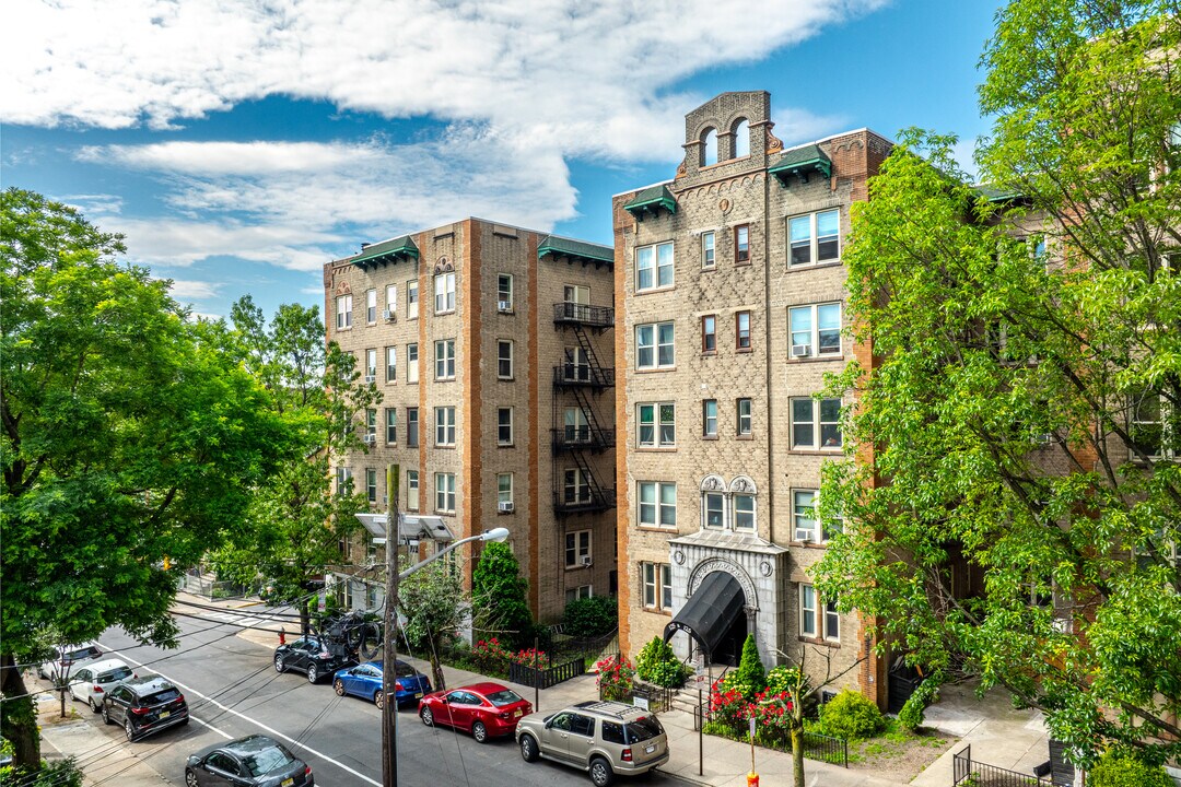 Magnolia Apartments in Jersey City, NJ - Building Photo