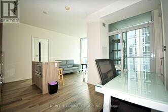 1 Yorkville Ave in Toronto, ON - Building Photo - Building Photo