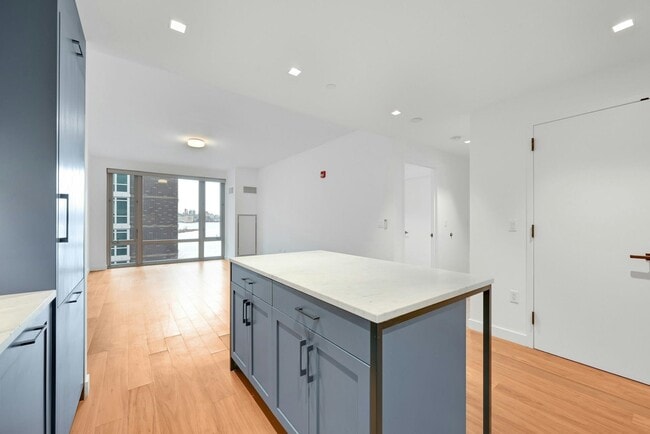 2 Shore Ln in Jersey City, NJ - Building Photo - Building Photo