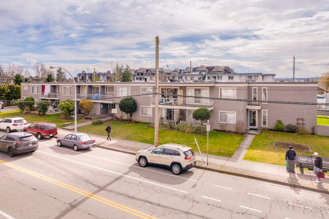 17700 58th Ave in Surrey, BC - Building Photo