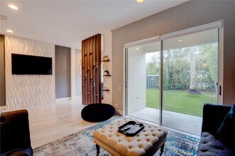 1364 Harbor Vw W in Hollywood, FL - Foto de edificio - Building Photo