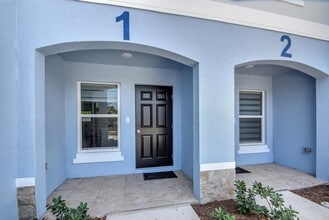 3871 Patio Ct in Palm Springs, FL - Building Photo - Building Photo