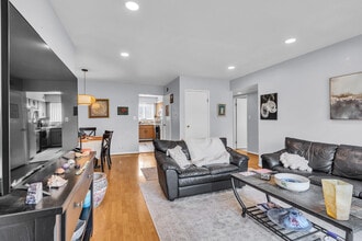 9405 Bay Colony Dr in Des Plaines, IL - Building Photo - Building Photo