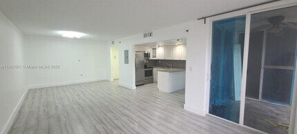 17890 W Dixie Hwy in North Miami Beach, FL - Foto de edificio - Building Photo