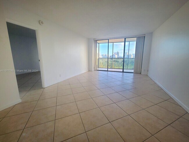 20379 W Country Club Dr, Unit 1235 in Aventura, FL - Building Photo - Building Photo