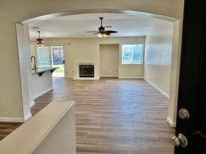 5610 Charleville Ln in Bakersfield, CA - Foto de edificio - Building Photo