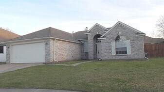 804 Sansome Dr in Arlington, TX - Building Photo