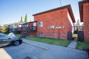 4607 73 St NW in Calgary, AB - Building Photo