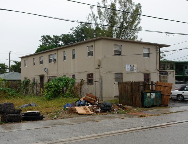 1459 NW 60th St in Miami, FL - Foto de edificio - Building Photo