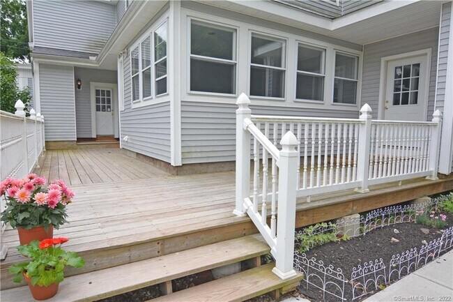 405 Maple Ave in Cheshire, CT - Building Photo - Building Photo