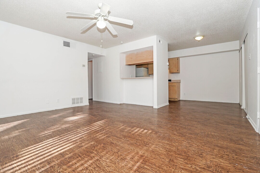 Woodland Ridge in San Antonio, TX - Foto de edificio