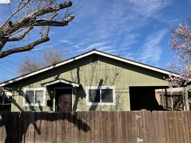 201 E 17th St in Pittsburg, CA - Building Photo