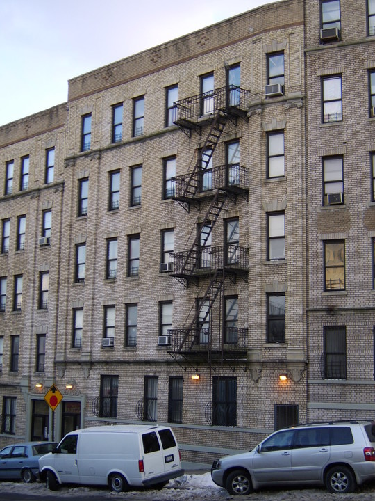 232 E 165th St in Bronx, NY - Foto de edificio