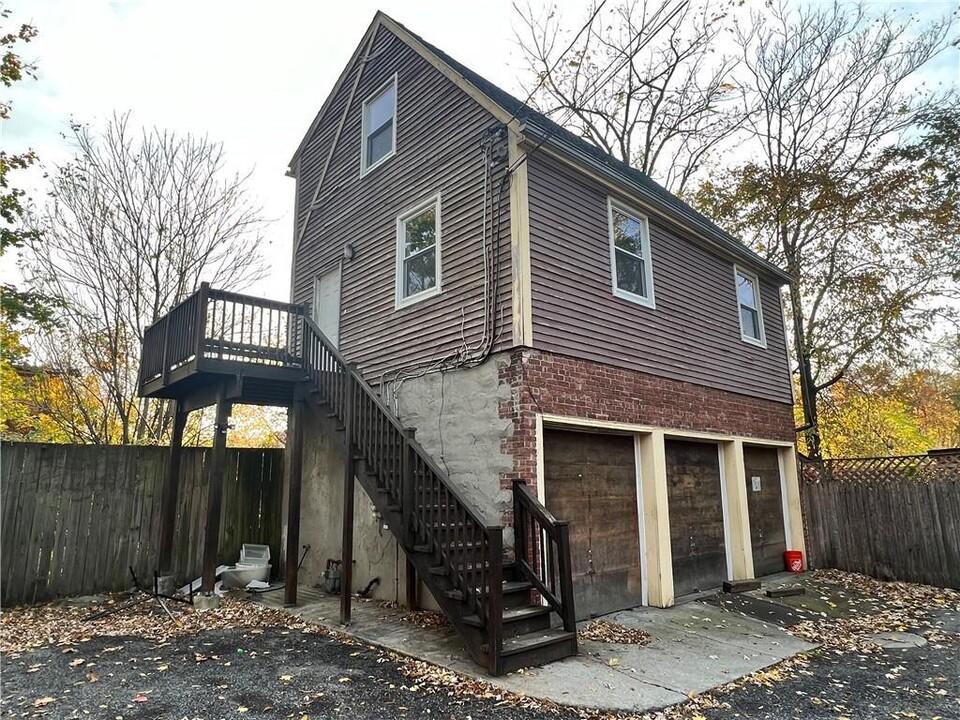 15 E Parmenter St in Newburgh, NY - Building Photo