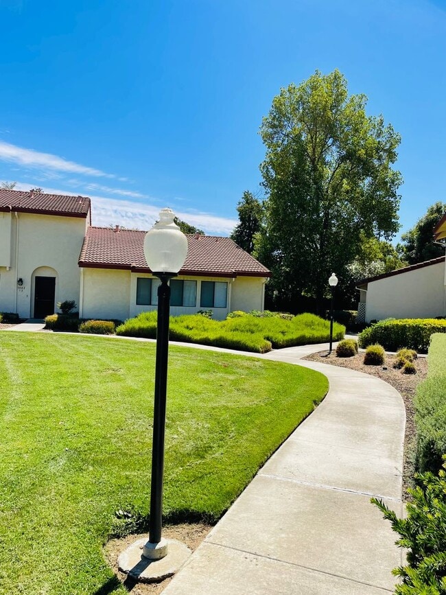 5042 Glide Dr in Davis, CA - Building Photo - Building Photo