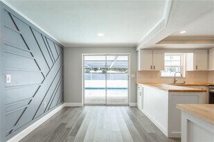 2021 Valley Dr in Dunedin, FL - Building Photo