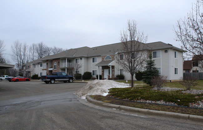 Pinewood Club Apartments in Lansing, MI - Foto de edificio - Building Photo