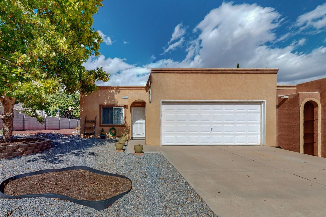 6921 Cleghorn Rd NW in Albuquerque, NM - Foto de edificio
