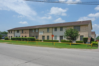 Laurel Square Townhomes in Beaumont, TX - Building Photo - Building Photo