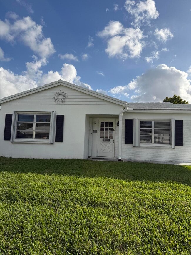 6808 NW 70th St in Tamarac, FL - Building Photo - Building Photo