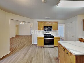 901 Worden Dr in Cedar Hill, TX - Foto de edificio - Building Photo