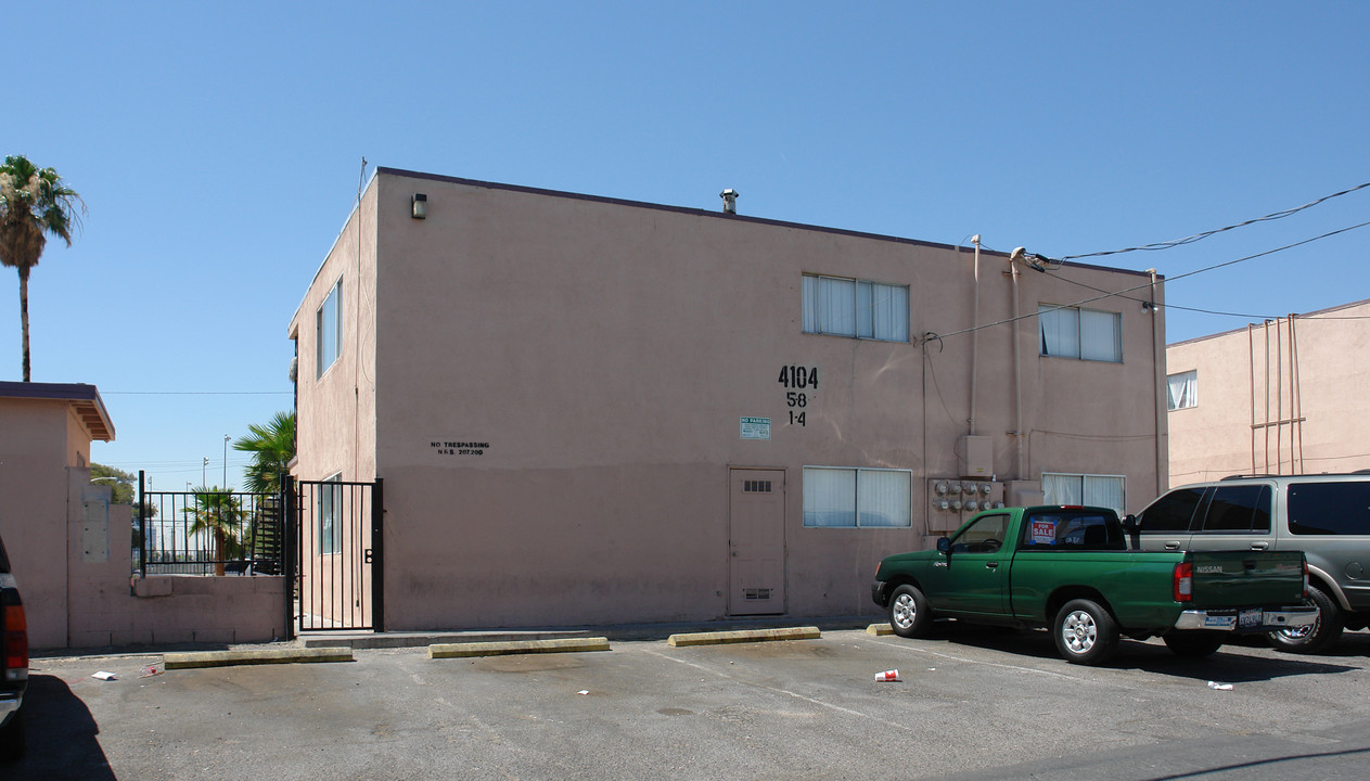 Cartwheel Arms in Las Vegas, NV - Building Photo