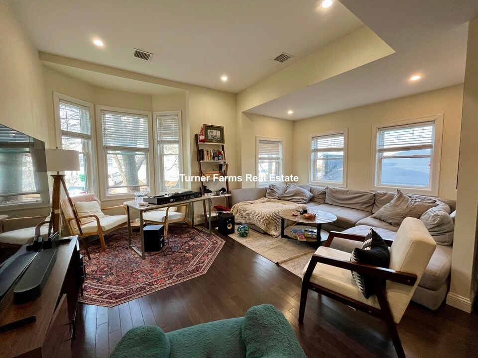 10 Marion St, Unit 1 in Medford, MA - Foto de edificio