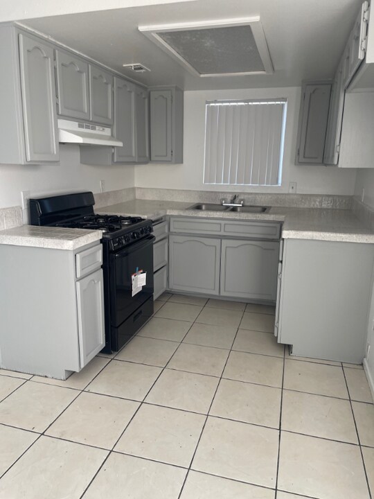 11951 Chamberlaine Way in Adelanto, CA - Building Photo