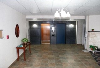 Rainbow Towers in Regina, SK - Foto de edificio - Building Photo